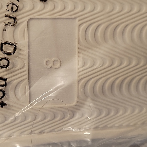 NWT women's plush scuff slippers size 8 - Picture 3 of 3